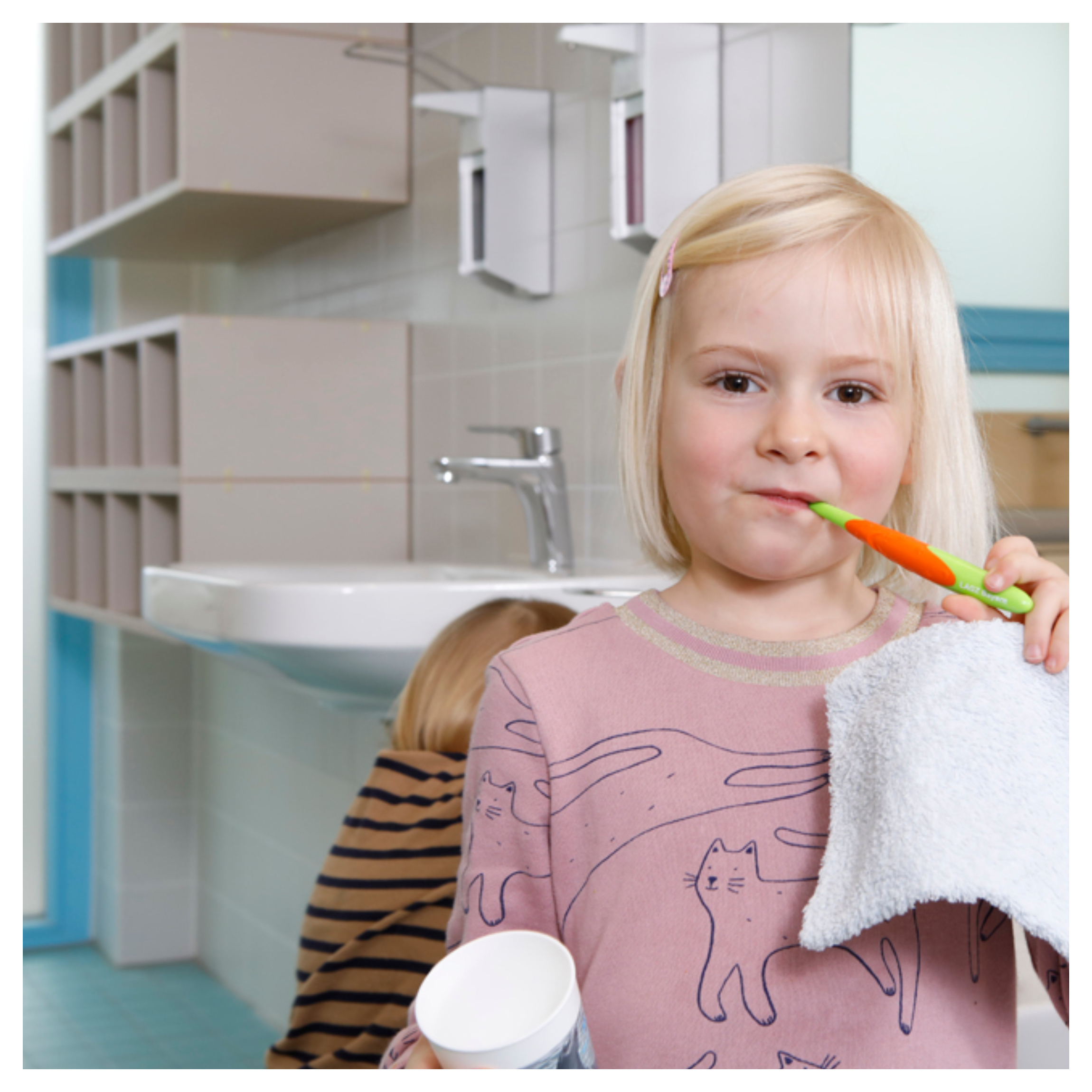 Kindergartenkind beim Zähneputzen im Bad